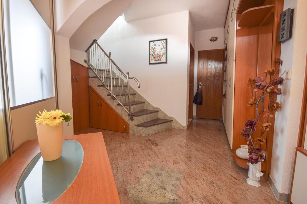 Holiday Home Nevera Макарска Экстерьер фото